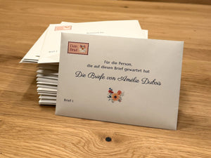 Stapel aus 24 Dein-Brief-Umschlägen, im Vordergrund liegt Brief Nummer 1