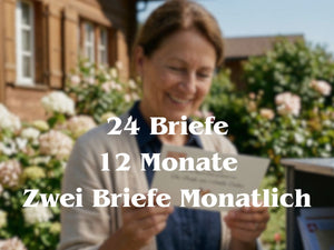 Lächelnde Frau liest einen Brief von Dein Brief vor einem Haus mit blühendem Garten